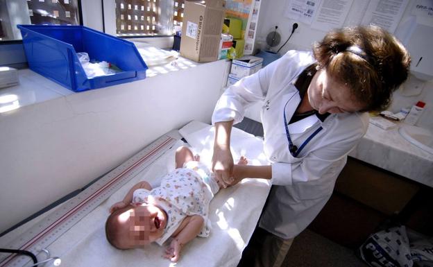 Los pediatras recomiendan adelantar a los doce meses la nueva vacuna contra la meningitis
