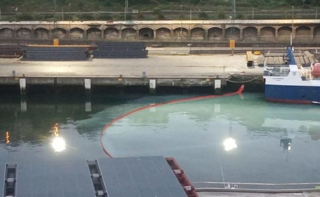 La Guardia Civil investiga un vertido en el puerto de Pasaia