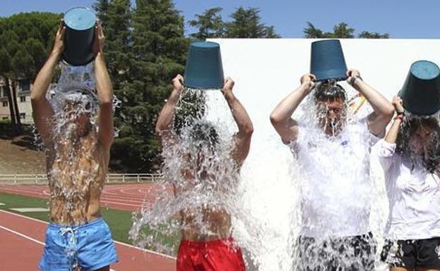Vuelve el reto del cubo helado para visibilizar la Esclerosis Lateral Amiotrófica