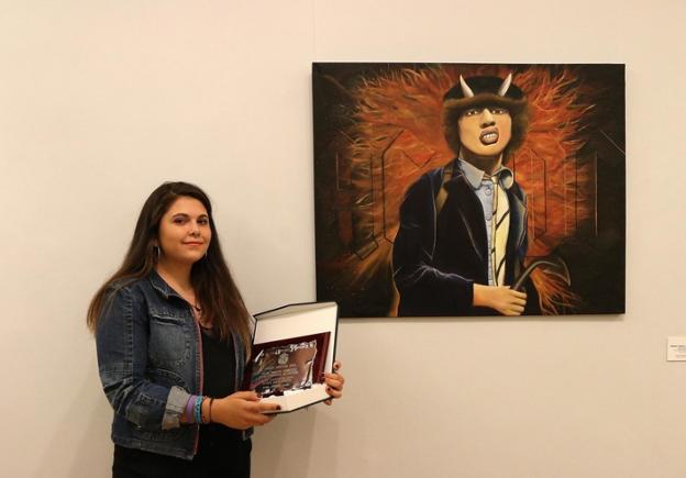 Maider Alonso junto a su cuadro 'Angus Young'. /  F. PORTU