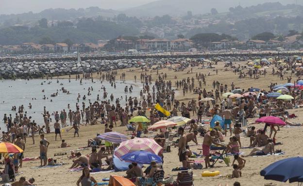 Las playas guipuzconas han generado este verano un 34 % menos de residuos