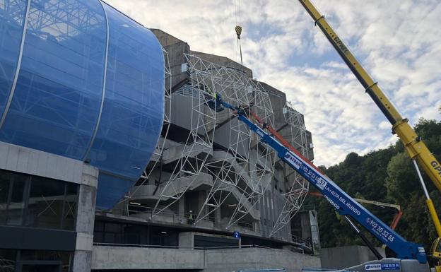 Las 'bananas' cubren la tribuna Principal de Anoeta