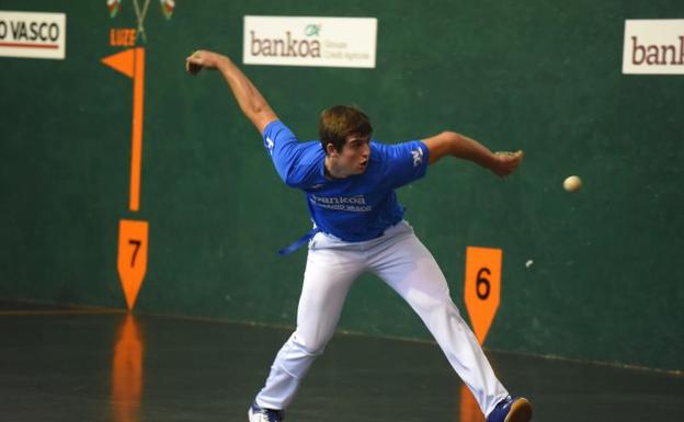 Victoria y txuleta para Ekain Lizeaga en el Ederrena de Urretxu