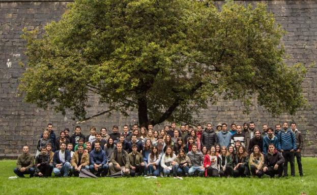 Las instituciones aplauden la apuesta por la «igualdad» de un grupo de seguidores del alarde tradicional de Hondarribia