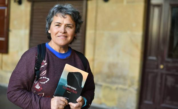 Biktimen eta hiltzaileen ikuspegitik hurbildu da Itxaro Borda 'berunezko urteetara'