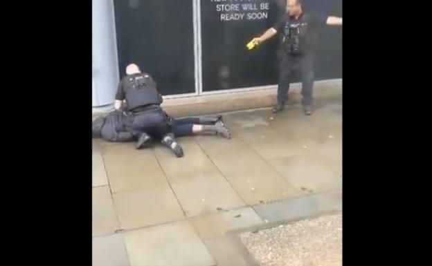 La Policía acusa de terrorismo al hombre que hirió a cuchilladas a cuatro personas en Mánchester