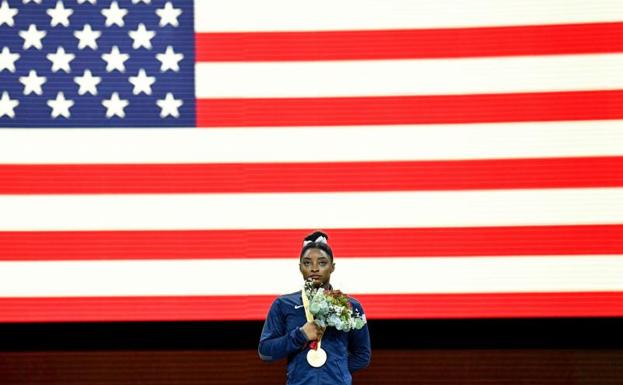 Biles iguala el récord de Scherbo con 23 medallas mundiales
