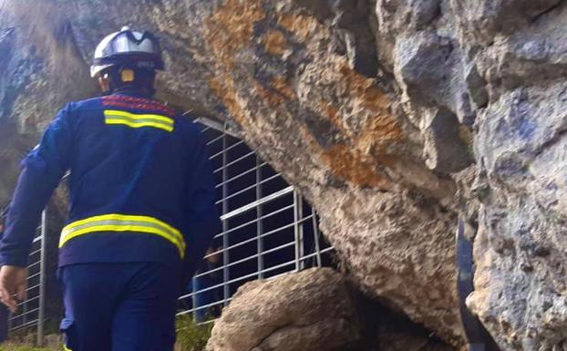 Rescatados sanos y salvos los dos jóvenes desaparecidos en una cueva de Álava