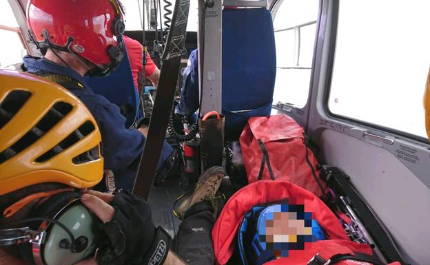 El helicóptero de la Ertzaintza rescata a una mujer de Vitoria caída en el Aizkorri