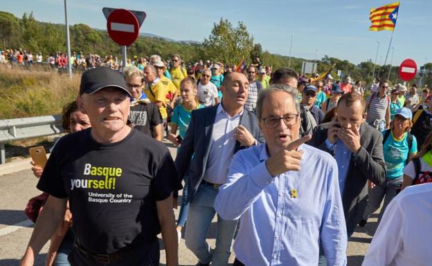 Ibarretxe acompaña a Torra en una marcha por carretera contra la sentencia del procés
