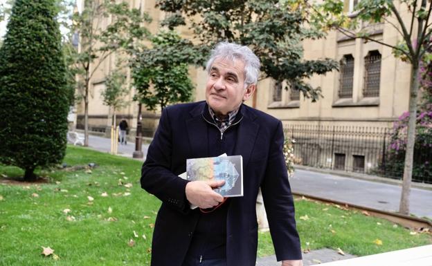 Los hilos de la memoria y la escritura de Bernardo Atxaga confluyen en su última novela