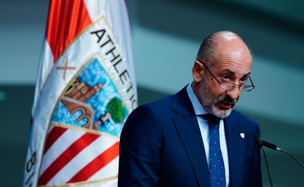 Elizegi salva sus presupuestos ante una asamblea fracturada en dos