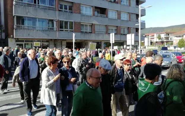 Marcha. Asistentes a la movilización convocada ayer por el Movimiento de Pensionistas de Txingudi./