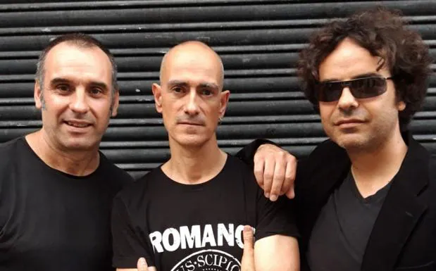 La Bona Dea. Joxean Pérez Arretxe (batería), Pablo Arocena (bajo) y Luis J. Carnicero (voz y guitarra) forman el grupo./