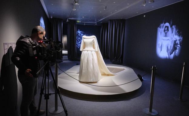 El vestido de novia de la reina Fabiola brilla en el Museo Balenciaga