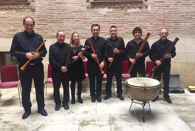 Conjunto instrumental. El ensemble Miguel de Arrozpide, con sus antiguos instrumentos de viento./