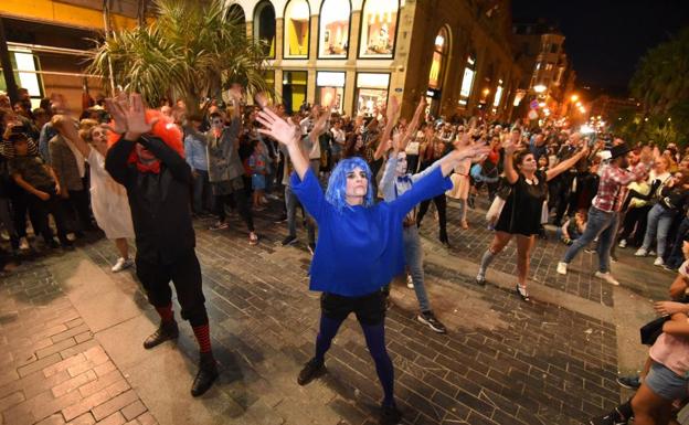 El desfile de almas en pena y brujas perseguidas da paso al 'Ajuar funerario' de Beñat Olea