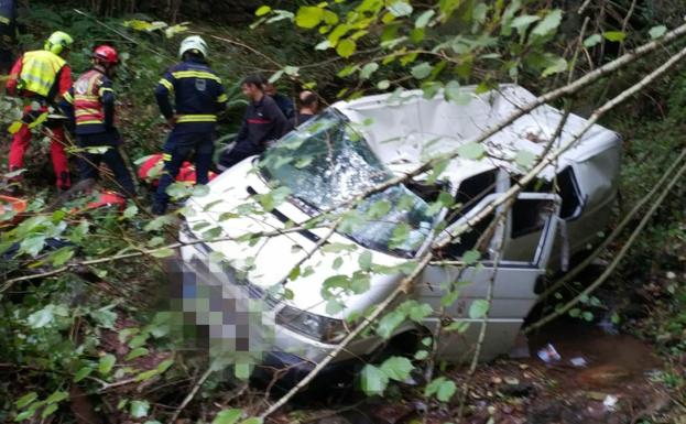 Rescatan a un vecino de Tolosa de 75 años dado por desaparecido que había caído con su coche por un terraplén en Elduain