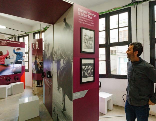Oier Araolaza contempla la exposición que programa Dantzan.eus. /  ASKASIBAR