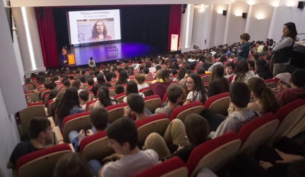 Estudiantes asistentes a la representación de 'No sólo duelen los golpes', en el Amaia. / F. DE LA HERA