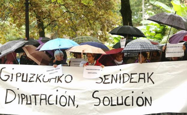 Familiares exigen a Diputación que solucione el conflicto de las residencias y mejore el cuidado de los mayores