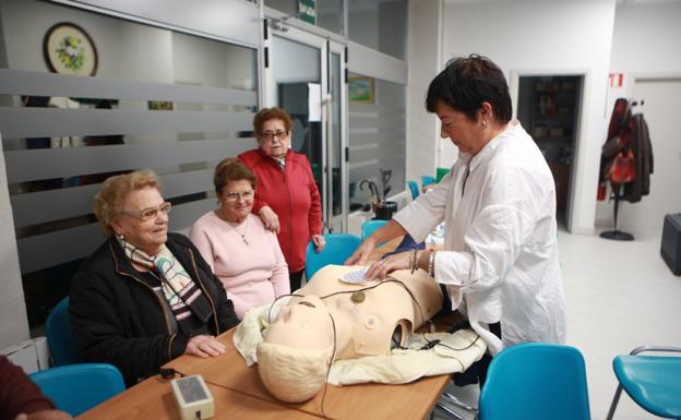 DEA. Karmele Vicente contó con un maniquí para explicar el uso del desfibrilador./FOTOS: F. DE LA HERA