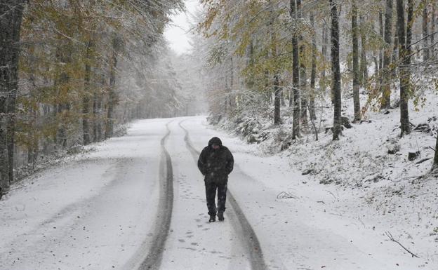 Activan la alerta naranja por olas en la costa y amplían el aviso por lluvia y viento