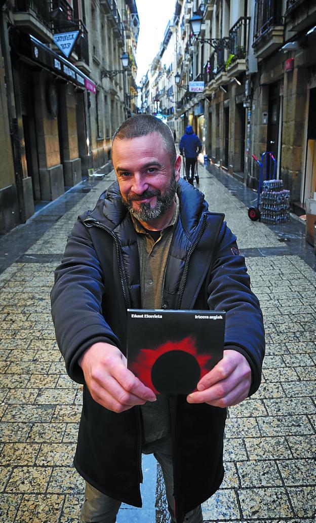 «Argia eta ilunaren arteko oreka» bilatu du Eñaut Elorrietak bere bigarren diskoan