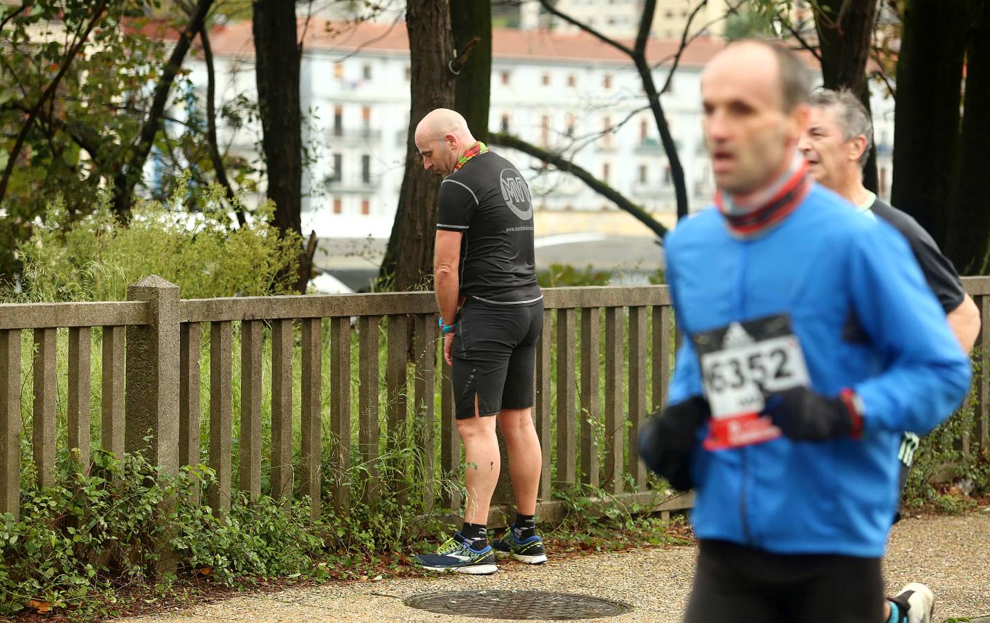 Los corredores, a su paso por Pasaia y Herrera en la Behobia - San Sebastián