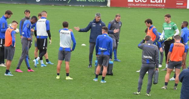 Ni Zurutuza ni Odegaard se dejan ver en el entrenamiento pospartido de Zubieta