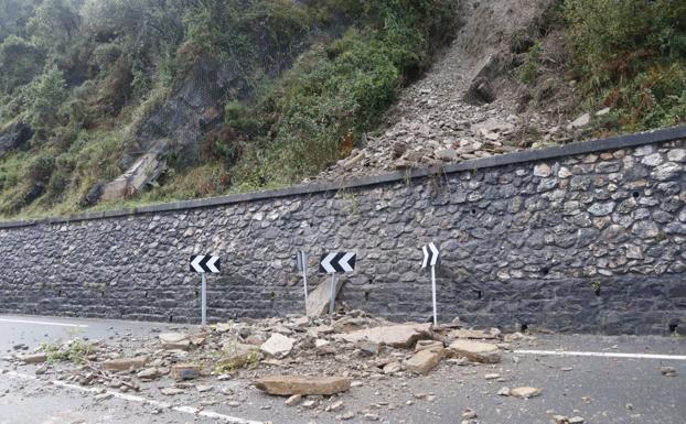 Un desprendimiento obliga a cortar cinco horas la N-634 entre Getaria y Zarautz