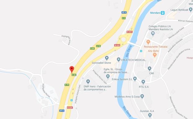 Cuatro heridos en un choque entre dos turismos en la AP-8 en Zarautz