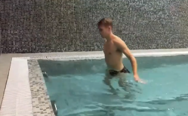 Odegaard se recupera de su lesión en una de las piscinas de Zubieta