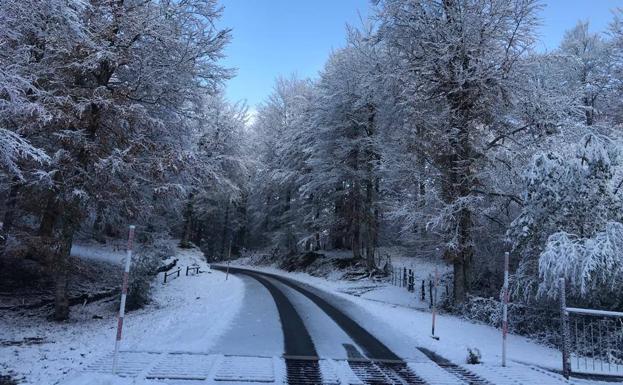 El fuerte oleaje obliga a cerrar el Paseo Nuevo y el Peine del Viento en Donostia