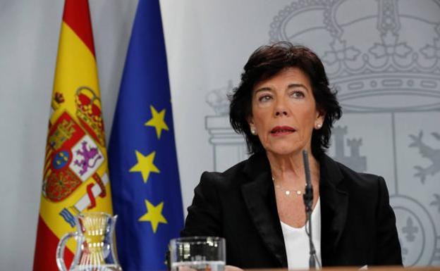 Celaá tranquiliza a la red concertada ante una «controversia artificial»