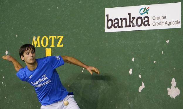 Elola, cara y Larrazabal, cruz