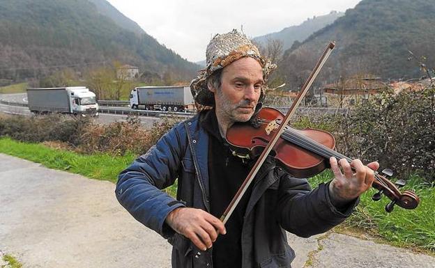 Joseba Olazabal, el 'violinista de la A-8': «Pagaré, pero yo voy a seguir»