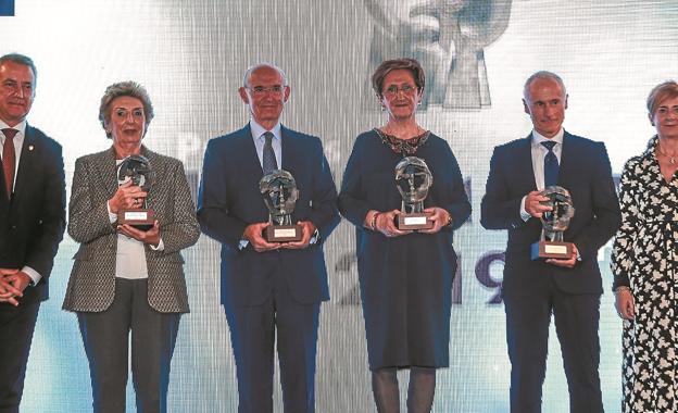 El lehendakari apuesta en la entrega de los premios Korta por la empresa como un «proyecto común»