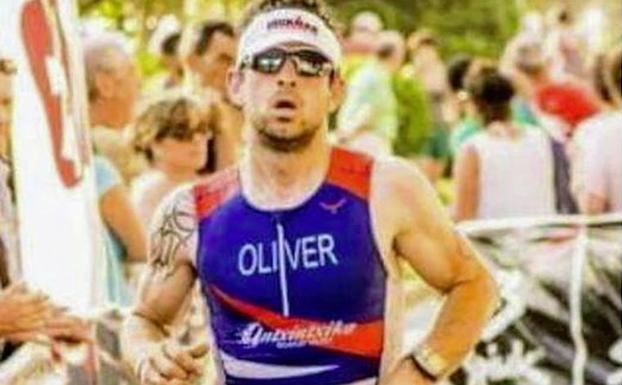 El mundo del triatlón despide hoy a Oliver Hernández