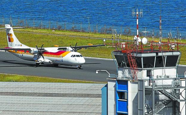 Tres alcaravanes chocan contra el fuselaje de un avión en el aeropuerto de Hondarribia