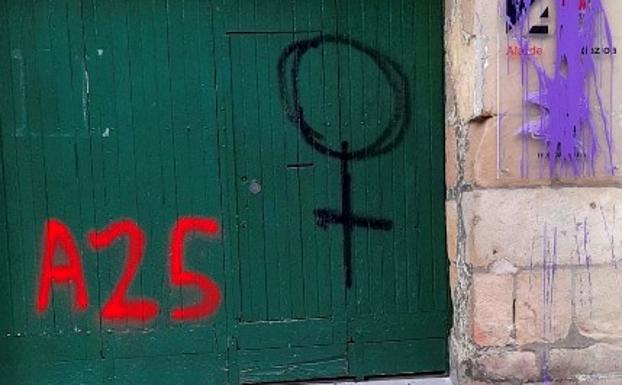 PNV y PSE-EE de Hondarribia condenan las pintadas a la sede de Alarde Fundazioa