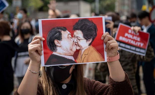 La jefa del Ejecutivo de Hong Kong entona el mea culpa pero sin concesiones