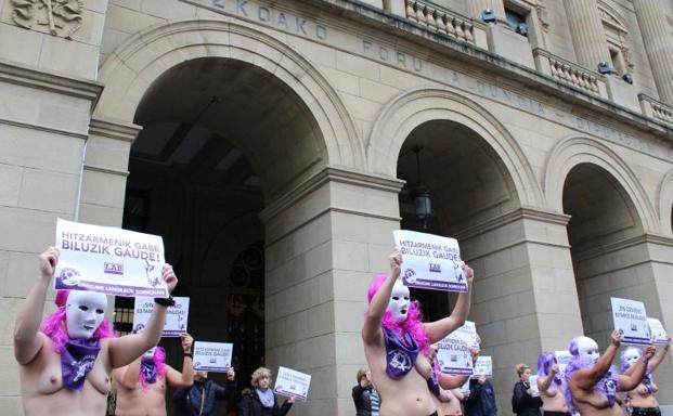 Trabajadoras de residencias protestan desnudas por sus condiciones laborales
