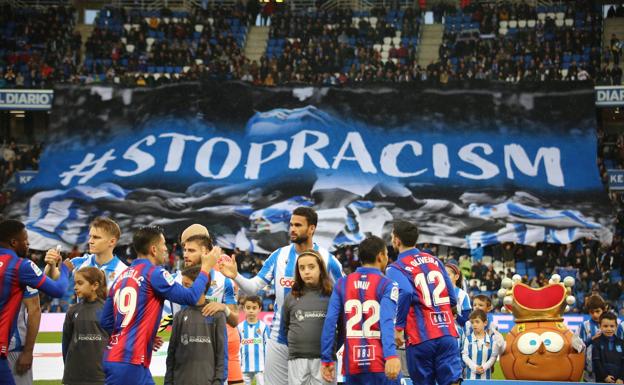 Anoeta despliega un tifo contra el racismo en apoyo a Isak
