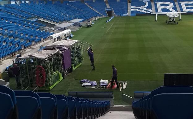 Comienza el cosido de las fibras artificiales sobre el césped de Anoeta
