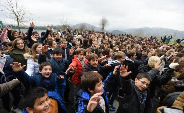 Euskararen Nazioarteko Egunari lotutako ehunka ekitaldik festa giroa ekarri zuten Gipuzkoara