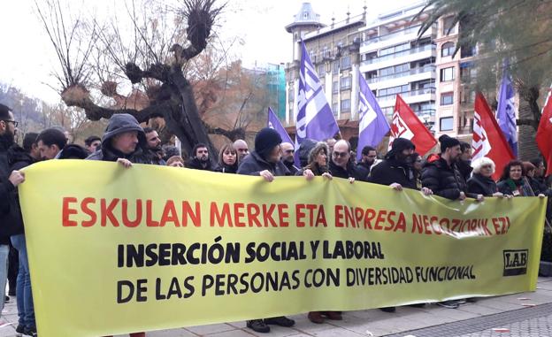 Protestan en Donostia por «la precariedad laboral» de los discapacitados