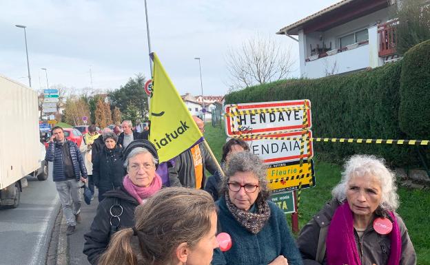Manifestación en la frontera con Hendaia por los derechos de los migrantes