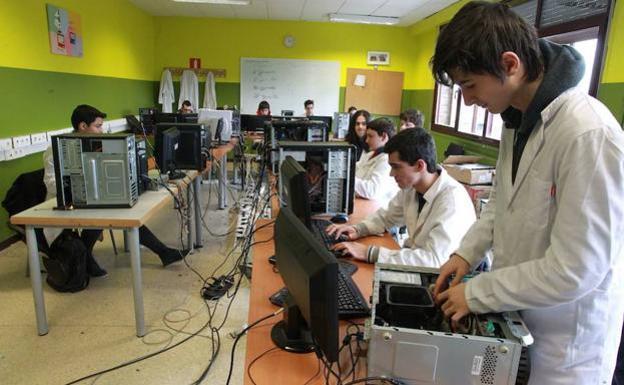Los alumnos de Formación Profesional Dual en Euskadi crecen un 15% este curso y su inserción laboral ronda el 100%