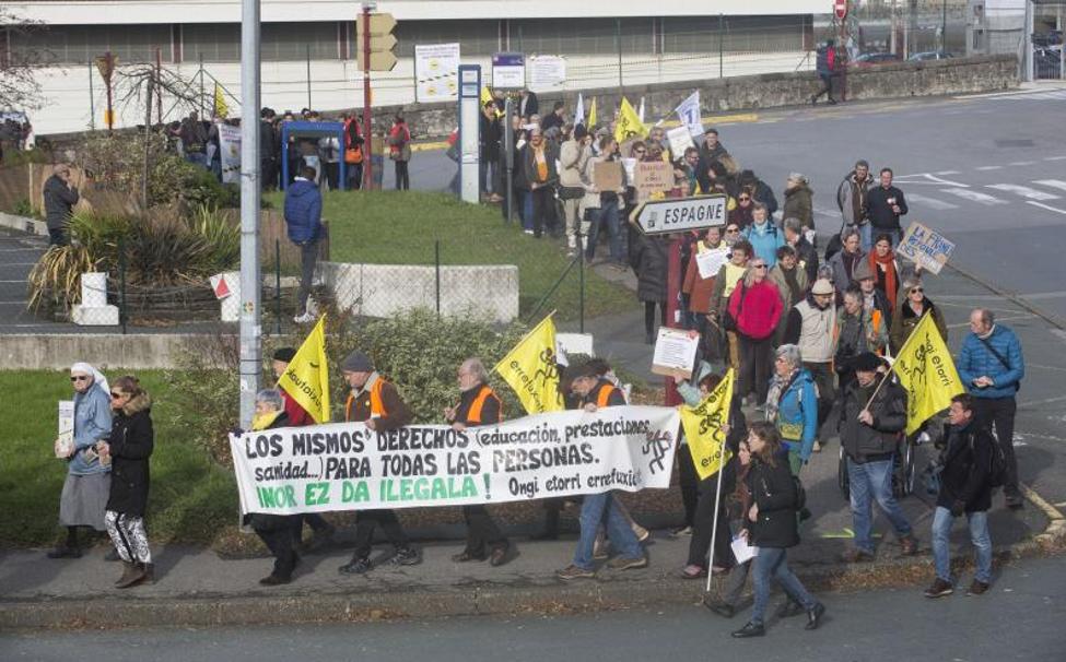 Repunta la devolución de migrantes en la muga tras endurecer Francia su política migratoria